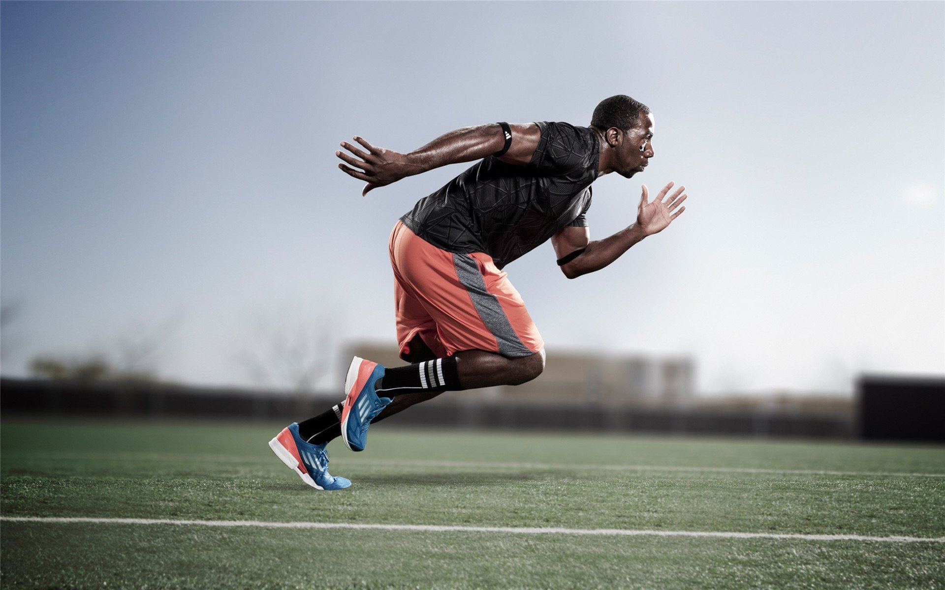 开云在线赛事平台-赛道上的红与银,阿斯顿马丁鏖战迈凯伦,塞恩斯高光表现改写格局